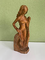 Скульптура 'Дівчина з плащем' дерев'яна