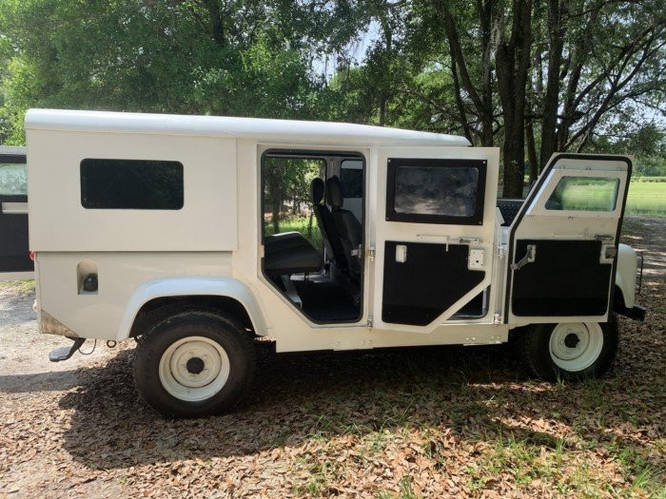 Броньований Land Rover Defender 1995 року випуску виставлений на аукціон.