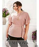 Однотонна блузка софт пудра в романтичному стилі з поясом, великих розмірів від 50 до 68