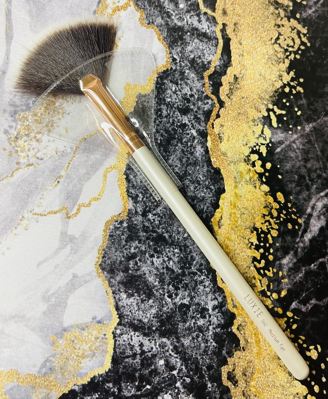 Унікальний пензлик для нанесення хайлайтера LUXIE Medium Fan Brush