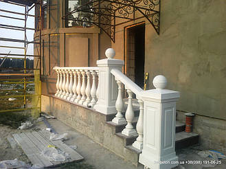 В этой работе  была использована белая балюстрада с балясинами, сделанными по технологии мрамор из бетона.  Срок службы изделий  не менее 25 лет под открытым небом. Наши балясины и балюстрады обладают высокой прочностью и плотность.
