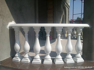 Здесь используется балюстрада с балясинами, выполненные по технологии мрамор из бетона.  Срок службы изделий  не менее 25 лет под открытым небом. Наши балясины и балюстрады обладают высокой прочностью и плотность.