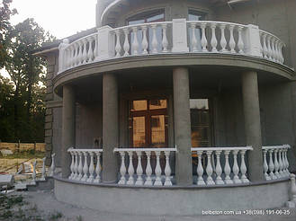 Здесь была использована белая балюстрада, созданная по технологии мрамор из бетона. Она не требует дополнительной покраски и шпаклевки. Срок службы более 25 лет под открытым небом.
