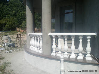 Здесь была использована белая балюстрада, созданная по технологии мрамор из бетона. Она не требует дополнительной покраски и шпаклевки. Срок службы более 25 лет под открытым небом.
