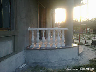 Здесь используется балюстрада с балясинами, выполненные по технологии мрамор из бетона.  Срок службы изделий  не менее 25 лет под открытым небом. Наши балясины и балюстрады обладают высокой прочностью и плотность.