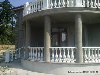 В этой работе  была использована белая балюстрада с балясинами, сделанными по технологии мрамор из бетона.  Срок службы изделий  не менее 25 лет под открытым небом. Наши балясины и балюстрады обладают высокой прочностью и плотность.
