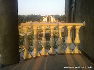 Здесь используется белая балюстрада с балясинами, выполненные по технологии мрамор из бетона.  Срок службы  не менее 25 лет под открытым небом. Наши балясины и балюстрады обладают высокой прочностью и плотность.