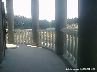 Здесь используется балюстрада с балясинами, выполненные по технологии мрамор из бетона.  Срок службы изделий  не менее 25 лет под открытым небом. Наши балясины и балюстрады обладают высокой прочностью и плотность.