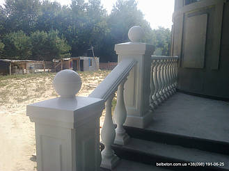 Здесь была использована белая балюстрада, созданная по технологии мрамор из бетона. Она не требует дополнительной покраски и шпаклевки. Срок службы более 25 лет под открытым небом.
