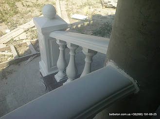 В данной работе была применена белая балюстрада с балясинами, сделанными по технологии мрамор из бетона.  Срок службы изделий  не менее 25 лет под открытым небом. Наши балясины и балюстрады обладают высокой прочностью и плотность.