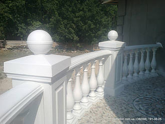В этой работе  была использована белая балюстрада с балясинами, сделанными по технологии мрамор из бетона.  Срок службы изделий  не менее 25 лет под открытым небом. Наши балясины и балюстрады обладают высокой прочностью и плотность.
