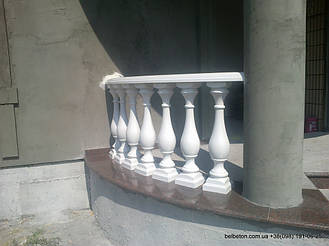 В этой работе  была использована белая балюстрада с балясинами, сделанными по технологии мрамор из бетона.  Срок службы изделий  не менее 25 лет под открытым небом. Наши балясины и балюстрады обладают высокой прочностью и плотность.
