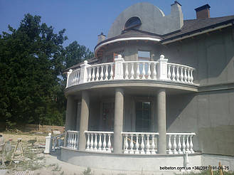 Здесь была использована белая балюстрада, созданная по технологии мрамор из бетона. Она не требует дополнительной покраски и шпаклевки. Срок службы более 25 лет под открытым небом.
