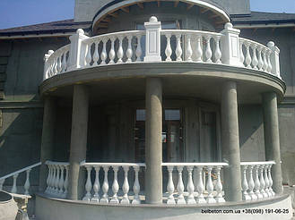 Здесь используется балюстрада с балясинами, выполненные по технологии мрамор из бетона.  Срок службы изделий  не менее 25 лет под открытым небом. Наши балясины и балюстрады обладают высокой прочностью и плотность.