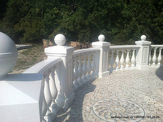 В данной работе была применена белая балюстрада с балясинами, сделанными по технологии мрамор из бетона.  Срок службы изделий  не менее 25 лет под открытым небом. Наши балясины и балюстрады обладают высокой прочностью и плотность.