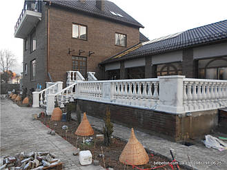 Здесь была использована белая балюстрада, созданная по технологии мрамор из бетона. Она не требует дополнительной покраски и шпаклевки. Срок службы более 25 лет под открытым небом.