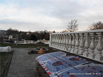 Здесь используется балюстрада с балясинами, выполненные по технологии мрамор из бетона.  Срок службы изделий  не менее 25 лет под открытым небом. Наши балясины и балюстрады обладают высокой прочностью и плотность.