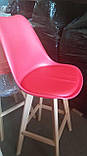 Барний стілець пластик Milan (Мілан) красныйна дерев'яних ніжках, фото 3