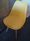 Стілець пластик Milan (Мілан) жовтий 14 на дерев'яних ніжках, м'яке сидіння, фото 3