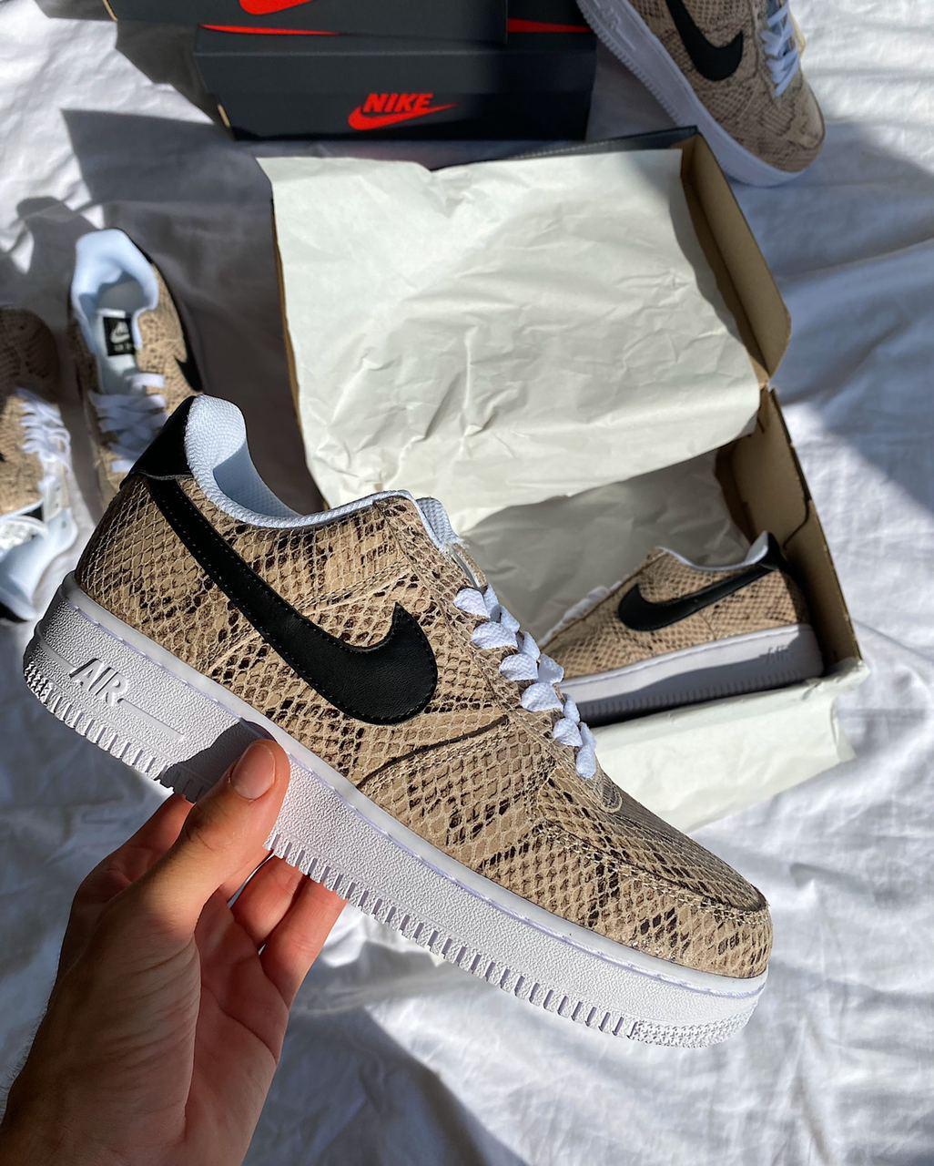 Жіночі кросівки Nike Air Force шкіряні рептилії найк аїр форс бежеві весна осінь