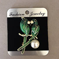 Брошка "Парочка папуг" 5,5х2см зелена емаль, жовтий метал купити біжутерію оптом в інтернеті