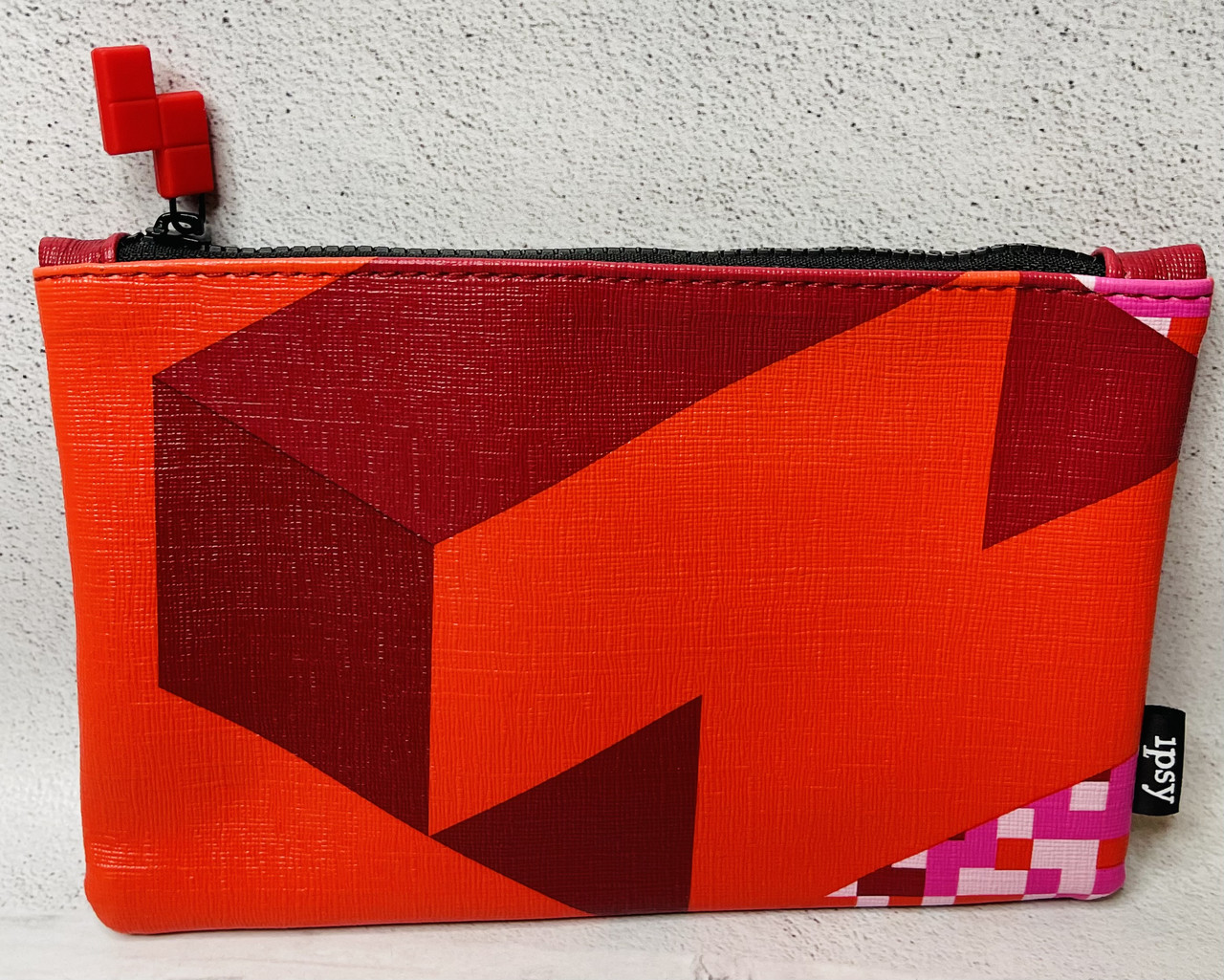 Косметичка IPSY зі шкірозамінника з геометричним малюнком