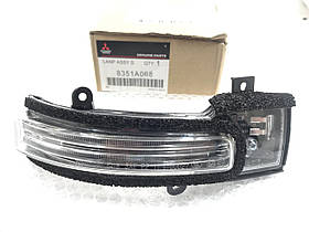 Оригінальний повторювач повороту правий 8351A068