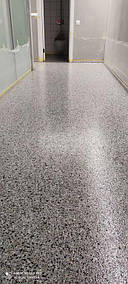 Долговечность и повышенная износоустойчивость. Наливные полы служат долгие годы без потери практических и декоративных свойств. При соблюдении правил эксплуатации наливной пол может обойтись без ремонта в течение 10–20 лет.