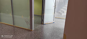 Наливные полы КЕ «Hobby 221-Pour» выигрывают в том, что касается простоты ухода. Для их очистки разрешается применять любые моющие и чистящие средства, так как в данном случае не ставится цель добиться безупречного глянцевого сияния.