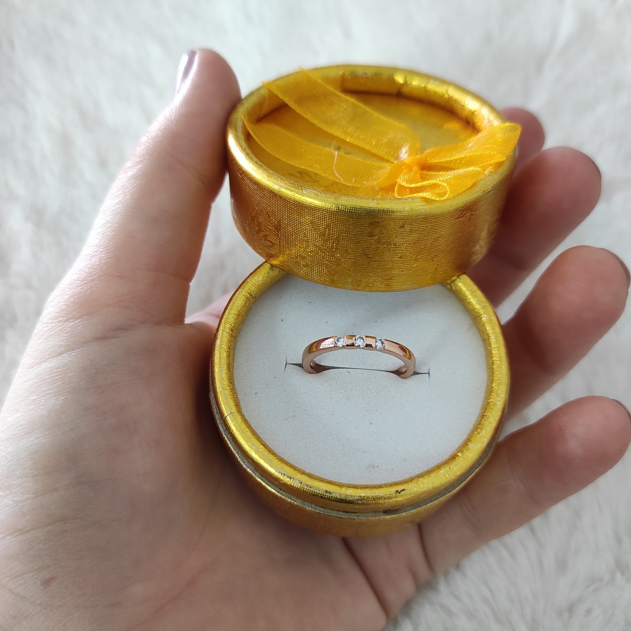 Вузька каблучка з медзолота "Золота делікатність" маленькі розміри  - солідний подарунок у футлярі для дівчини