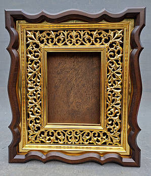 Кіот з позолоченою різьбленою рамою