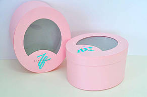 Овальная коробка с необычным окошком для чешского бренда цветов.