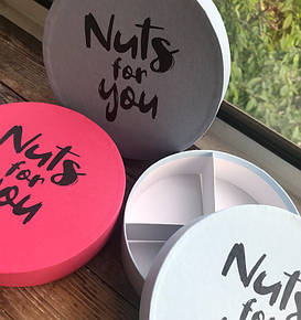 Подарочные коробки для бренда орехов с перегородками под разные виды орешков.