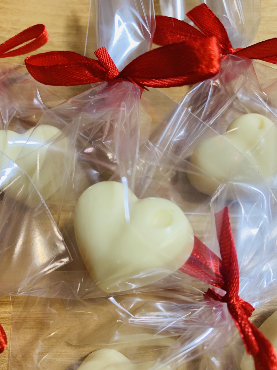 Шоколадне серце з білого шоколаду. Солодкі подарунки гостям на весілля.