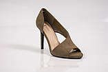 Босоніжки жіночі на високих підборах із закритою п'ятою оливковий із натуральної замші, фото 3