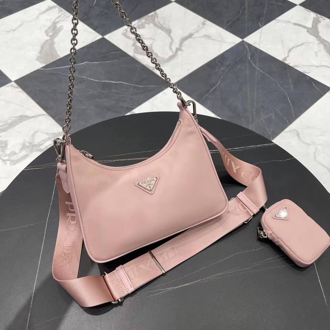 Жіноча сумка Prada Re-Edition 2005 nylon shoulder bag