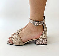 Модные босоножки косичкой женские классические кожаные на каблуке 4 см бежевые