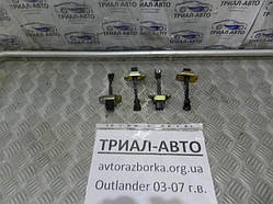 Обмежувач дверей задній правий Mitsubishi Outlander 2003-2007 5702A076 (Арт.8601)