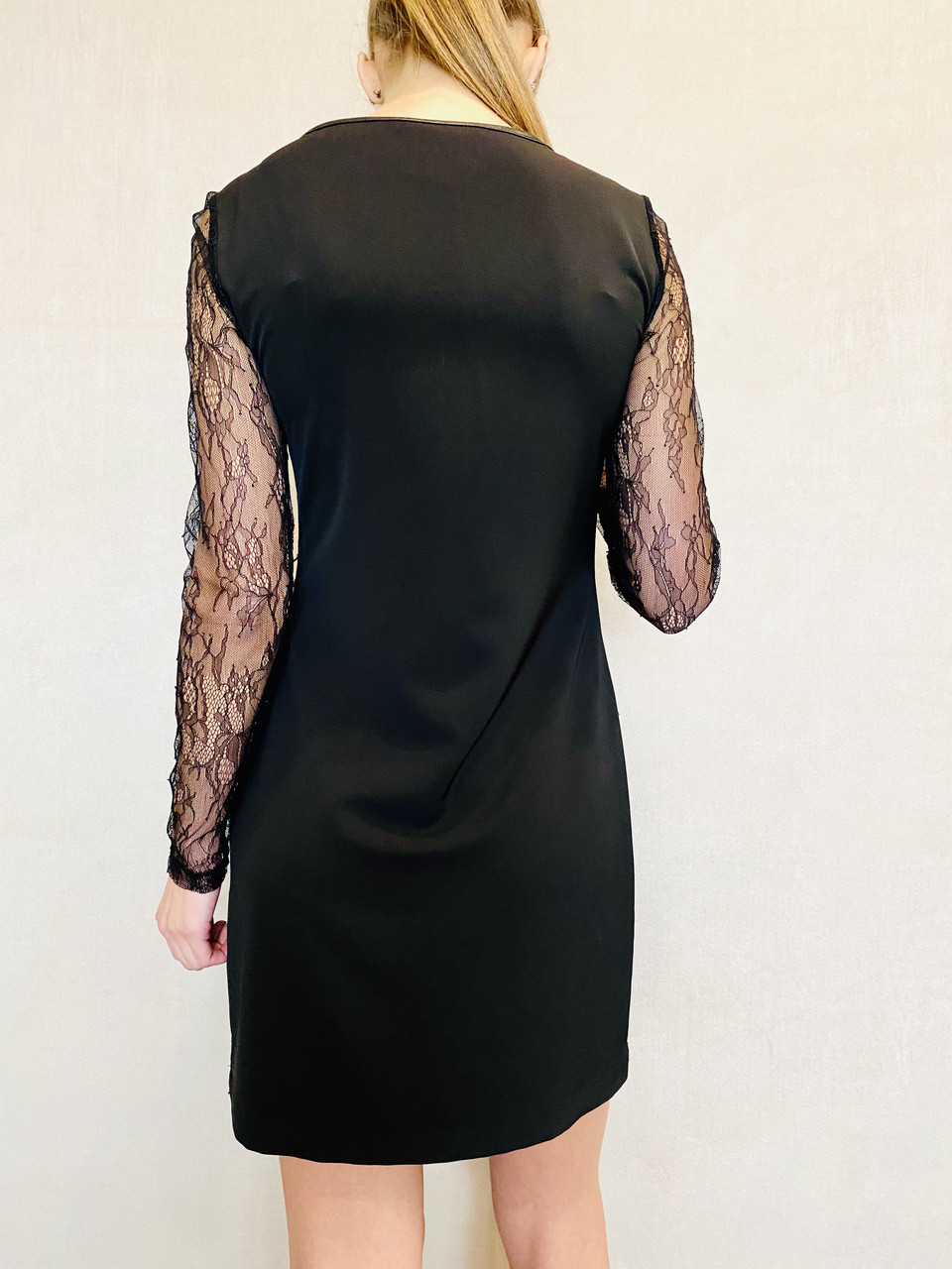 Платье женское вечернее короткое черное кружевное нарядное с золотистым украшением на груди стильное яркое - фото 7 - id-p1421668492