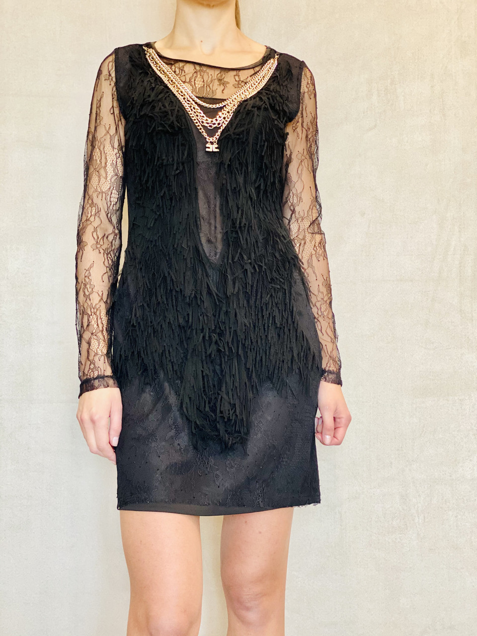 Платье женское вечернее короткое черное кружевное нарядное с золотистым украшением на груди стильное яркое - фото 3 - id-p1421668492