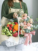 Подарочная корзина с фруктами и цветами №43