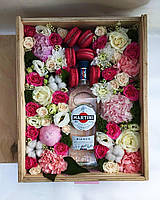Коробка с цветами и Мартини (алкоголь в стоимость композиции не входит) №15