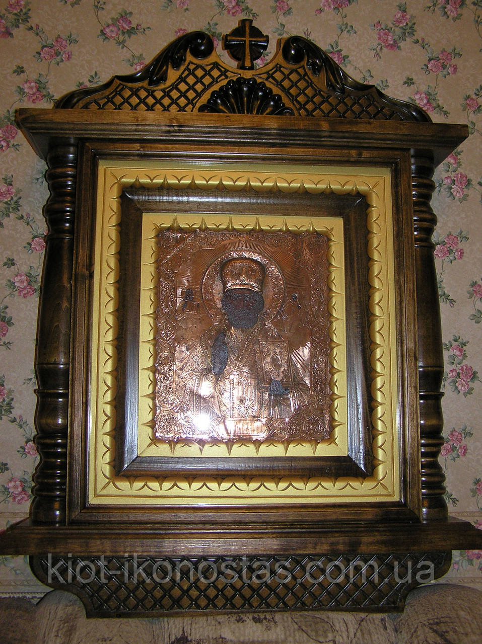 Киоты лакированные с резной рамкой