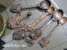 Сувенірна дерев'яна середня ложка "Солоха" 50 см х 10 см. Декор