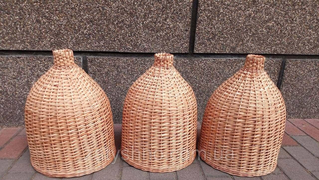 Світильник плетений із лози в кафе