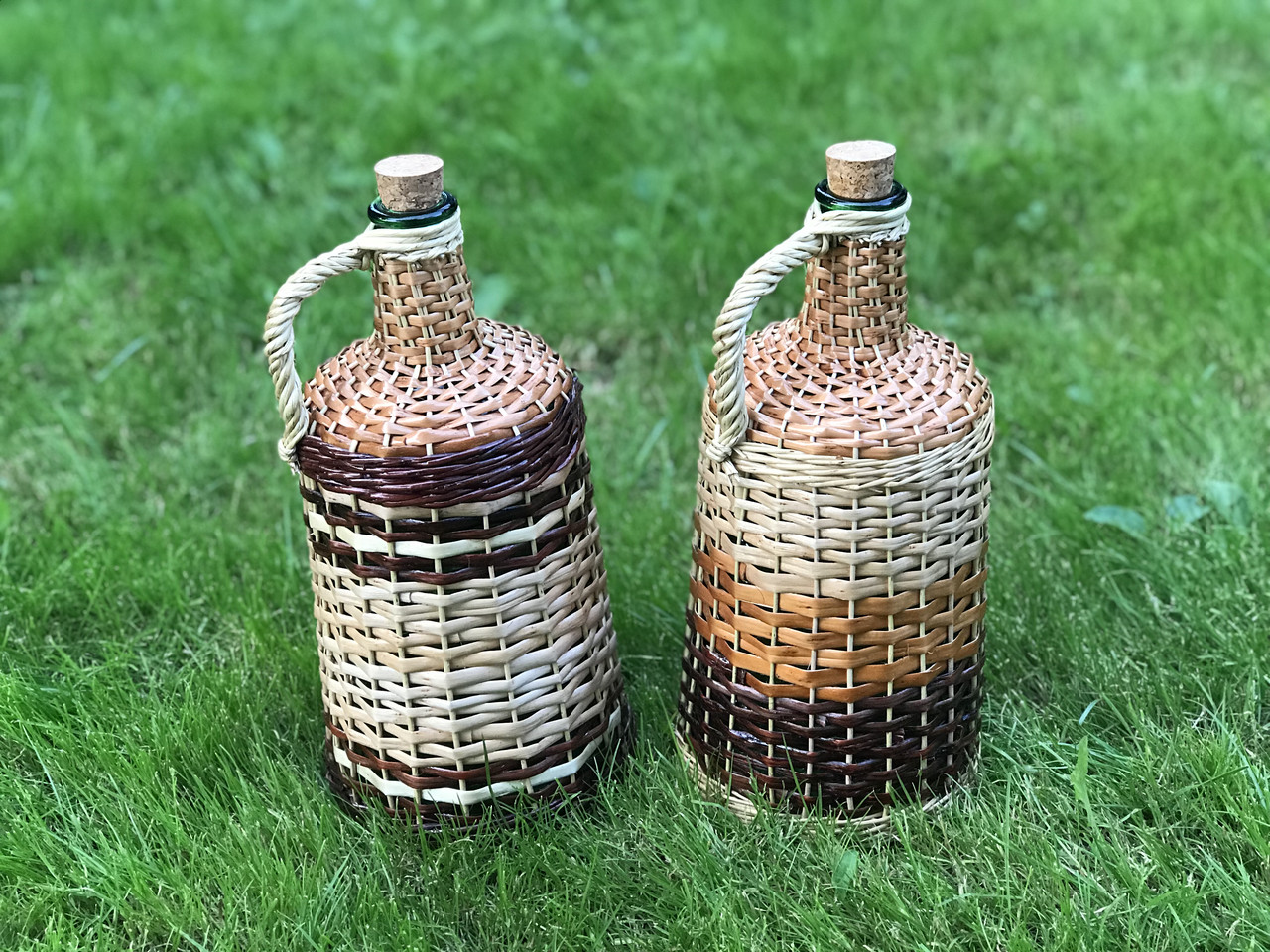 Пляшка скляна з ручкою обплетена лозою 2 л