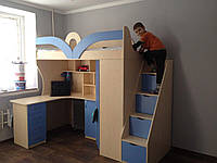 Детская кровать-чердак с рабочей зоной, угловым шкафом, тумбой и лестницей-комодом КЛ27-2