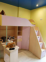Детская кровать-чердак с рабочей зоной, угловым шкафом, тумбой и лестницей-комодом КЛ24
