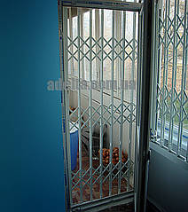 Раздвижные решетки на двери для балкона