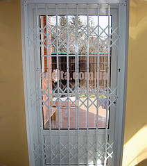 Защитные раздвижные решетки на двери для дома
